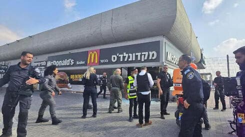 En pocos minutos fuerzas policiales se hicieron presentes en el lugar. El terrorista fue abatido