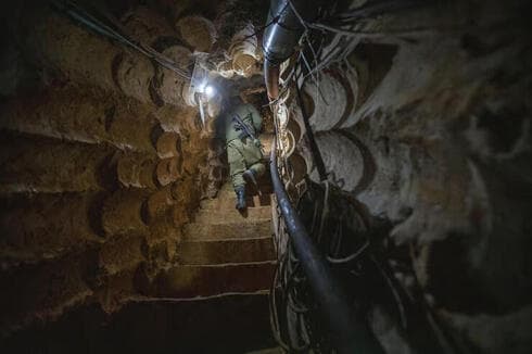 Túnel de Hezbolá expuesto por las FDI. La ruta encontrada está bloqueada por una roca. 