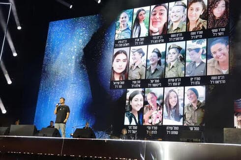 Las familias de los secuestrados en la ceremonia conmemorativa nacional. (Dana Koppel) Las familias de los secuestrados en la ceremonia conmemorativa nacional.