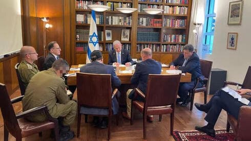 Netanyahu conversa telefónicamente con Biden desde su oficina. 