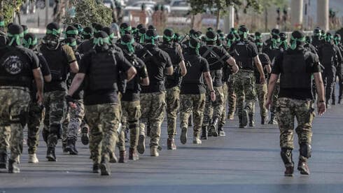 Desfile de militantes de Hamás en Gaza. Con el plan trazado, sólo esperaron el momento apropiado para atacar. (Ynet) Desfile de militantes de Hamás en Gaza.