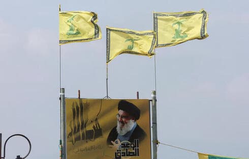 Banderas de Hezbolá y el recuerdo del asesinado secretario general Hassan Nasrallah. 