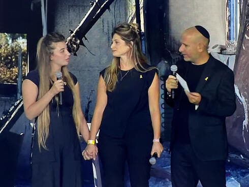 Erin Habeka, Ashira Greenberg y Hanoch Daum, durante la ceremonia. (Captura de pantalla de YouTube) Erin Habeka, Ashira Greenberg y Hanoch Daum, durante la ceremonia.