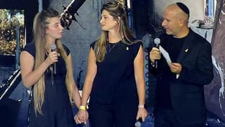 Erin Habeka, Ashira Greenberg y Hanoch Daum, durante la ceremonia. 