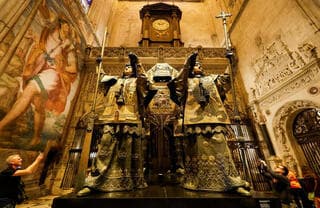 Lápida de Cristóbal Colón en la Catedral de Sevilla, España. 