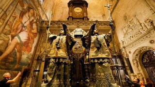 Lápida de Cristóbal Colón en la Catedral de Sevilla, España. 