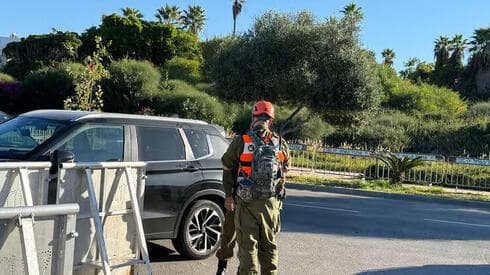 Fuerzas de seguridad israelíes en el lugar del ataque. 