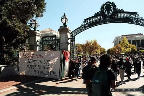 La sucá en la entrada del campus de Berkeley. 