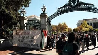 La sucá en la entrada del campus de Berkeley. 