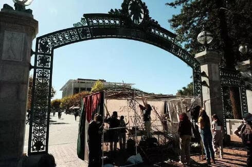 La dirección de la Universidad exigió que se retirara la sucá. 