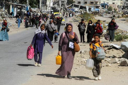 Lo que pase con l os palestinos, hambrunas, epidemias, etc., será culpa de Israel. (Mahmoud Issa, Reuters) Palestinos evacuan el destruido norte de Gaza.
