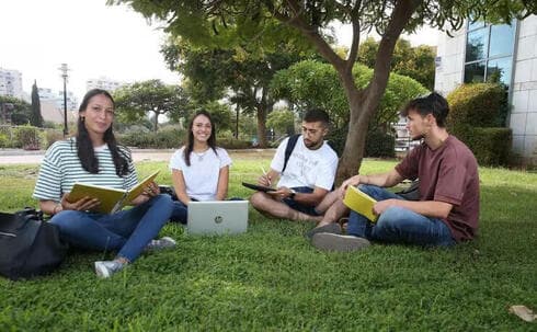 Estudiantes en el césped de la Universidad Bar Ilan. 