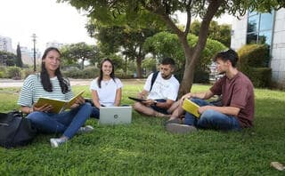 Estudiantes en el césped de la Universidad Bar Ilan. 
