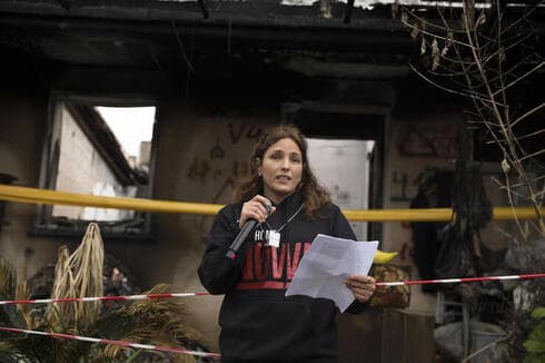 Amit Sosna, junto a su casa incendiada. 