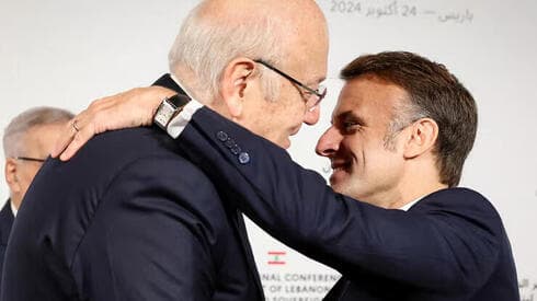 Najib Mikati, primer ministro del Líbano, se abraza con Emmanuel Macron. (Alain Jocard, Reuters) Najib Mikati, primer ministro del Líbano, se abraza con Emmanuel Macron.