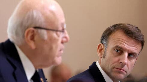 El primer ministro libanés hace uso de la palabra mientras el presidente francés lo observa. (Alain Jocard, Reuters) El primer ministro libanés hace uso de la palabra mientras el presidente francés lo observa.