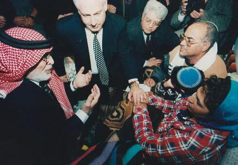 El rey Hussein en una visita de condolencia a la casa familiar de Sivan Fatihi, quien fue asesinado en la masacre de Naharayim. En septiembre de 2024, el reino tardó horas en condenar el ataque. (Eyal Fischer) El rey Hussein en una visita de condolencia a la casa familiar de Sivan Fatihi, quien fue asesinado en la masacre de Naharayim. En septiembre de 2024, el reino tardó horas en condenar el ataque.