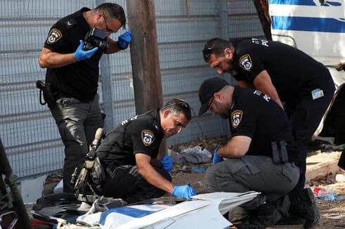 Fuerzas de seguridad trabajan en el lugar del incidente. 