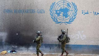Combatientes de las FDI frente a la sede de la UNRWA en la Franja de Gaza. 