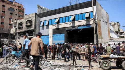 Palestinos reciben ayuda humanitaria en la Franja de Gaza. 