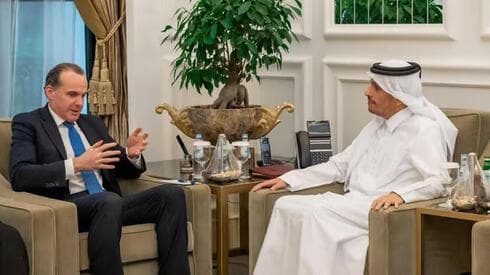 Brett McGurk reunido con el primer ministro catarí, Mohammed bin Jassem. 