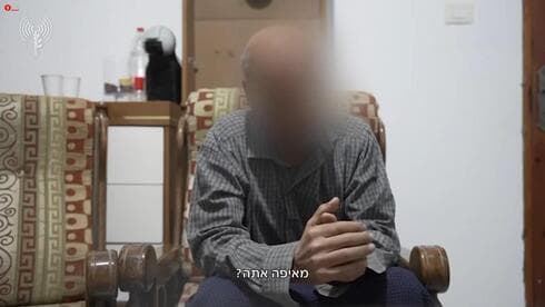 Empleado de UNRWA frente a los interrogadores israelíes. 