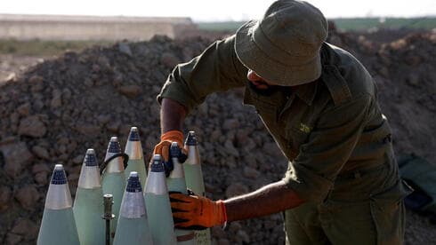 Un soldado de las FDI prepara proyectiles para disparar en la frontera de Gaza. (Amir Cohen, Reuters) Un soldado de las FDI prepara proyectiles para disparar en la frontera de Gaza.
