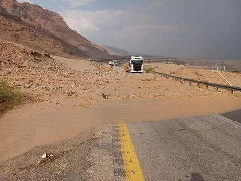 Autopista bloqueada por inundaciones. 