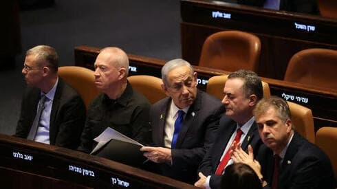 Netanyahu flanqueado por Galant, a su derecha, e Yisrael Katz, a su izquierda. (Alex Kolomoisky) Netanyahu flanqueado por Galant, a su derecha, e Yisrael Katz, a su izquierda.
