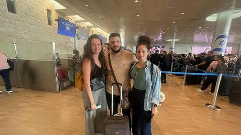 Yaniv Bar y su familia en busca de una reubicación. 