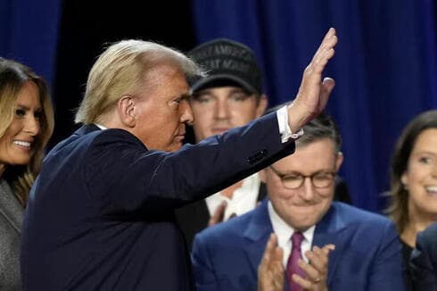 Trump saluda a sus partidarios. 