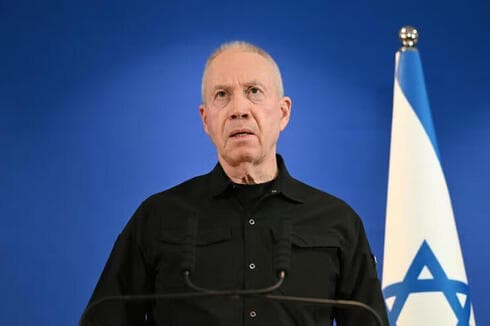 Yoav Galant, contra la "privatización" de la ayuda humanitaria a Gaza. "El gobierno militar en Gaza es un acto político peligroso e irresponsable", dijo. (Yuval Chen) Yoav Galant, ministro de Defensa, despedido por Benjamín Netanyahu.