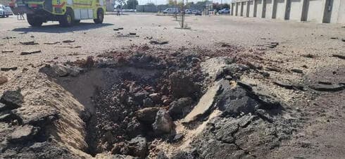 Cráter que dejó el misil lanzado por Hezbolá en el Aeropuerto Ben Gurion. 