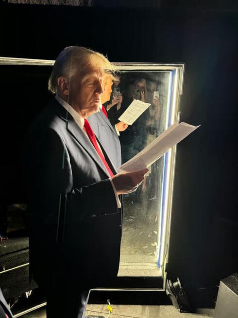Trump se prepara para su discurso de victoria, con sus hijos Ivanka y Eric detrás de él en el espejo. (Foto de X) Trump se prepara para su discurso de victoria, con sus hijos Ivanka y Eric detrás de él en el espejo.