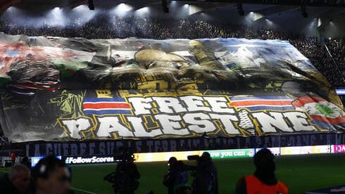 Bandera propalestina en la tribuna de los partidarios del Paris Saint Germain. (Reuters) Bandera propalestina en la tribuna de los partidarios del Paris Saint Germain.