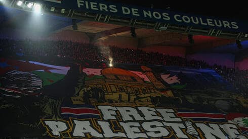 Bandera propalestina en la tribuna de los partidarios del Paris Saint Germain. 