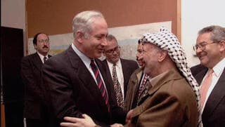 Encuentro entre Benjamín Netanyahu y Yasser Arafat. 