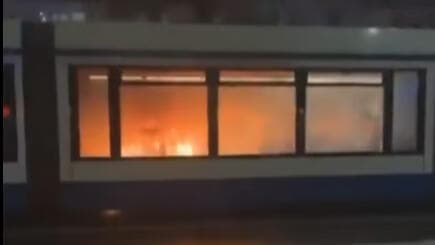 Tranvía en Ámsterdam incendiado por manifestantes violentos. 