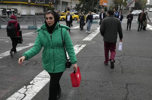 Las calles de Teherán. Irán se derrumba bajo el peso de las sanciones. 