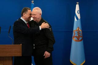 Yisrael Katz y Yoav Galant en la ceremonia de traspaso del Ministerio de Defensa. 