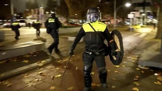 Policías antidisturbios se enfrentan con los manifestantes violentos en Amsterdam. 