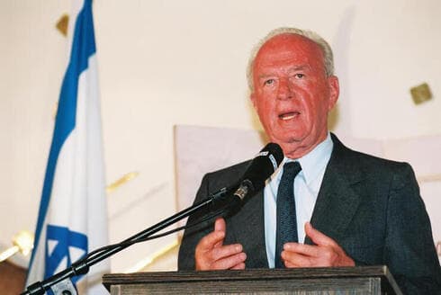Isaac Rabin en la ceremonia de inauguración del cruce fronterizo con Jordania en el Arava. (Archivo de las FDI en el Ministerio de Defensa) Isaac Rabin en la ceremonia de inauguración del cruce fronterizo con Jordania en el Arava.