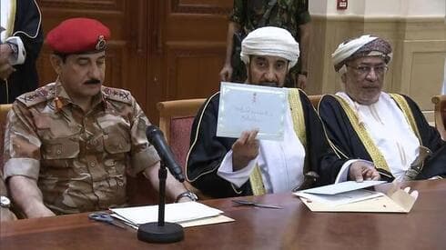 Funcionarios de Omán presentan el testamento del sultán Qaboos con el nombramiento de Haitham. (AFP, HO, Oman TV) Omán presenta el testamento del sultán Qaboos.