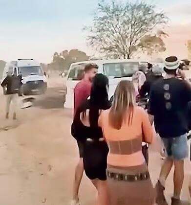 Mujeres que huyen de la fiesta Nova el 7 de octubre. 