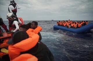 Los migrantes llegan a la isla italiana de Lampedusa. Meloni prometió detener los barcos. 