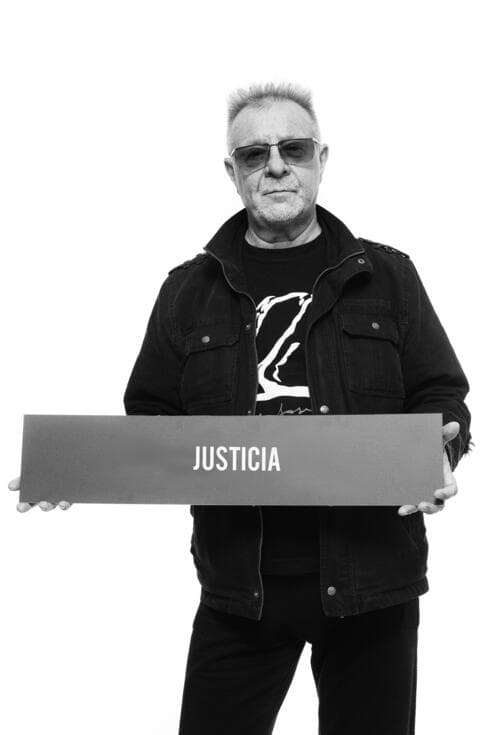 León Gieco será reconocido por la AMIA. 