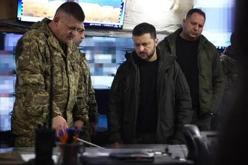 Zelenski en una visita ayer cerca de las líneas del frente en el este de Ucrania. (AFP) Zelensky en una visita ayer cerca de las líneas del frente en el este de Ucrania. "Putin no quiere hablar de paz", afirma.