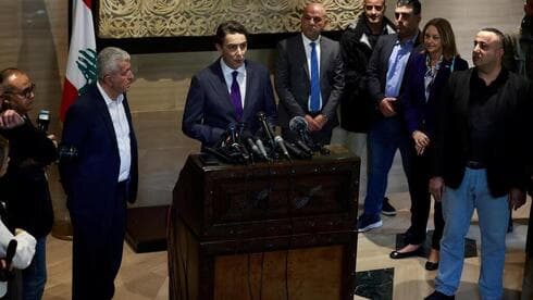 El enviado de Estados Unidos, Amos Hochstein, habla con los periodistas en Beirut tras reunirse con Nabih Berri. 