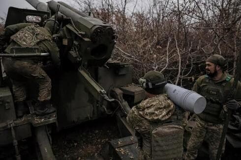 Soldados ucranianos bombardean a las fuerzas rusas en el este, en la región de Donbass. (AFP ) Soldados ucranianos bombardean a las fuerzas rusas en el este, en la región de Donbass.