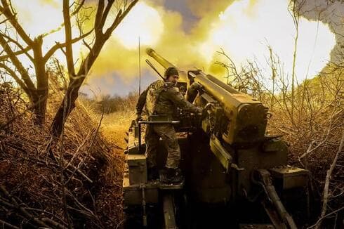 Soldados ucranianos bombardean a las fuerzas rusas en el este, en la región de Donbass. 